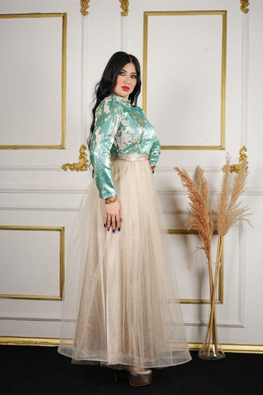 Abendkleid in Mintgrün mit Pailletten und champagnerfarbenem Tüllrock