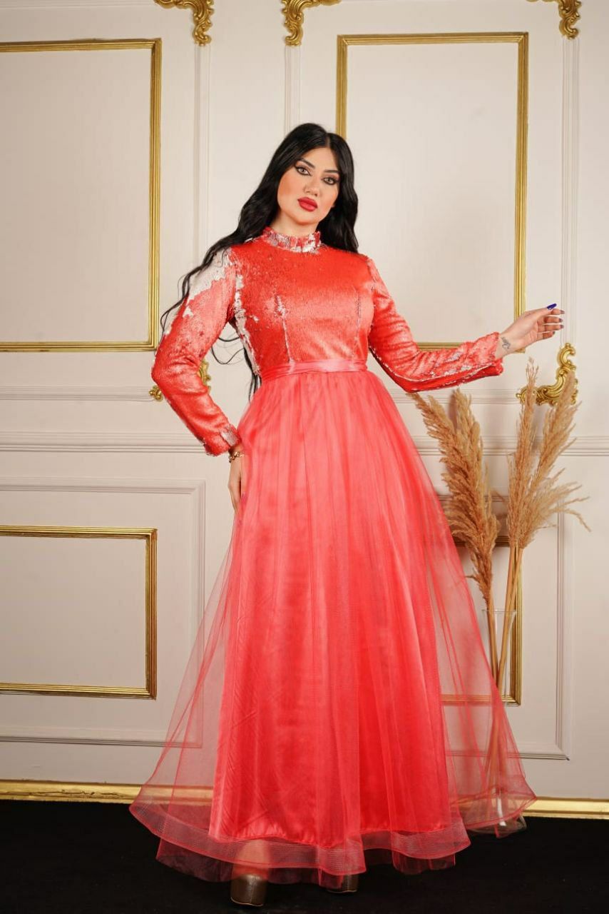 Abendkleid in Korallenrot mit Pailletten und Tüllrock