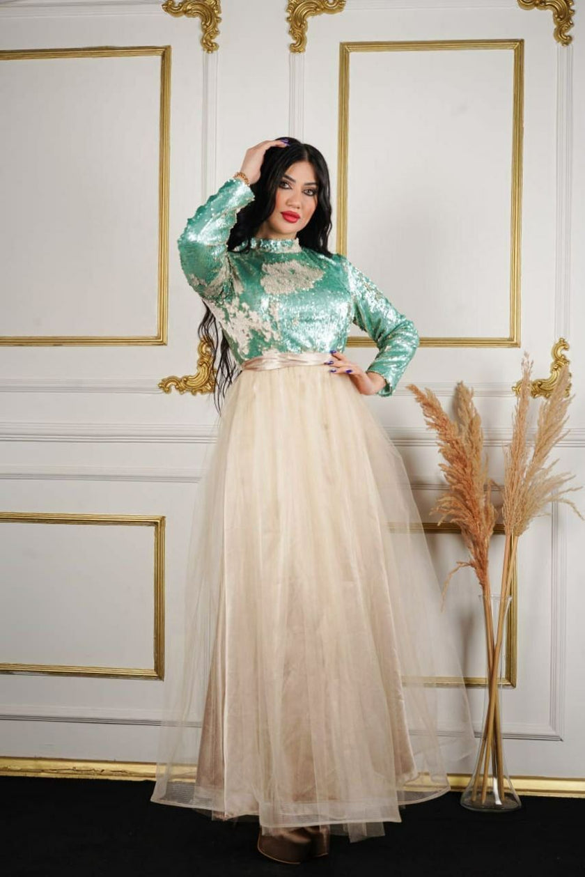 Abendkleid in Mintgrün mit Pailletten und champagnerfarbenem Tüllrock