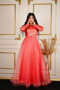 Abendkleid in Korallenrot mit Pailletten und Tüllrock